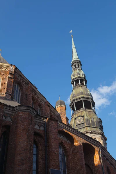 Tower of Saint Peters Church, una iglesia luterana alta en Riga, Letonia — Foto de Stock