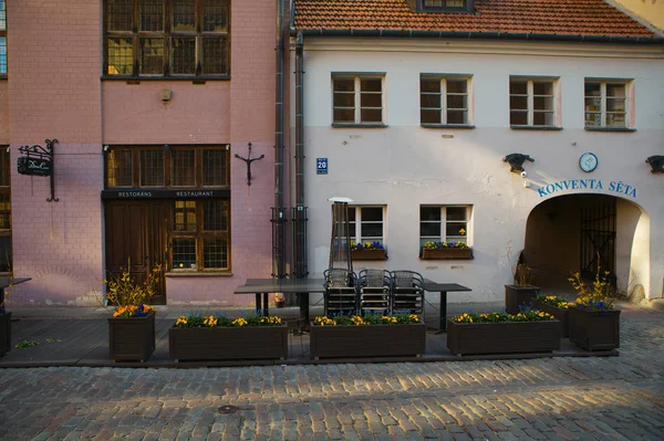 RIGA, LATVIA - 07 MAIO 2016: Rua em uma antiga cidade europeia. Café edifício — Fotografia de Stock