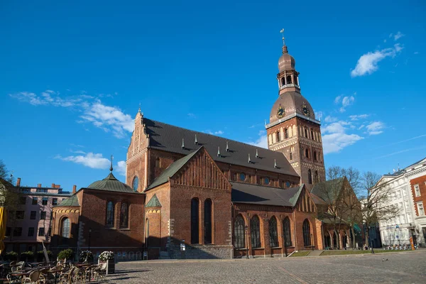 La Catedral de la Cúpula en el centro del casco antiguo de Riga en un hermoso día de verano — Foto de Stock