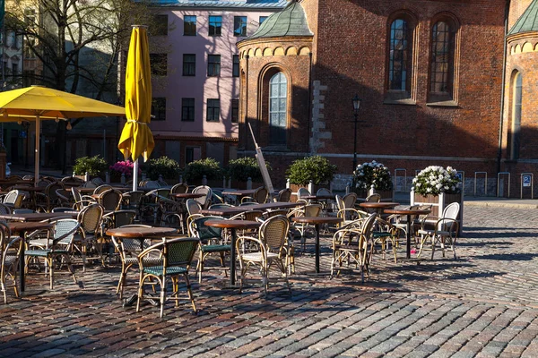 Café callejero en la plaza del casco antiguo (Riga, Letonia ) — Foto de Stock