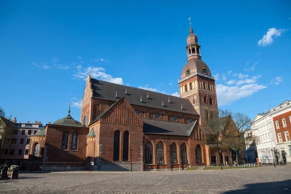 La Catedral de la Cúpula en el centro del casco antiguo de Riga en un hermoso día de verano — Foto de Stock