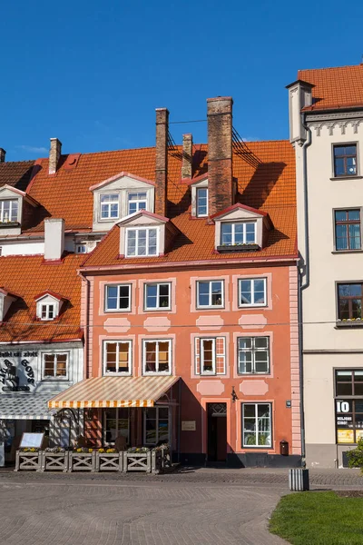 RIGA, LETTONIE - 07 MAI 2016 : Maisons colorées de la vieille ville à la journée ensoleillée d'été. Rue dans une vieille ville européenne . — Photo