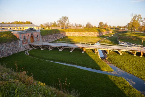 Puertas del emperador y puente de madera en la fortaleza de Daugavpils, Letonia. Fortaleza de Daugavpils es un lugar famoso en Letonia . — Foto de Stock