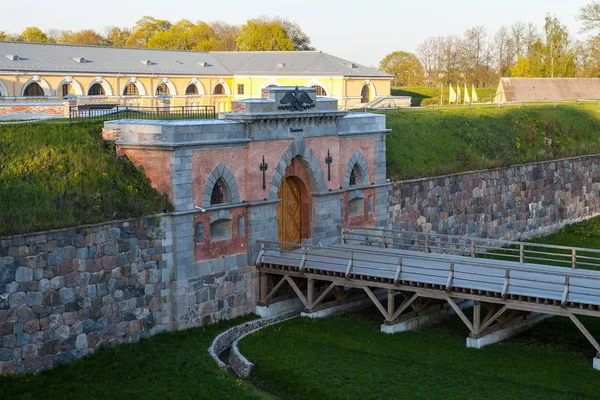 Porte dell'imperatore e ponte di legno nella fortezza di Daugavpils, Lettonia. Fortezza Daugavpils è un luogo famoso in Lettonia . — Foto Stock