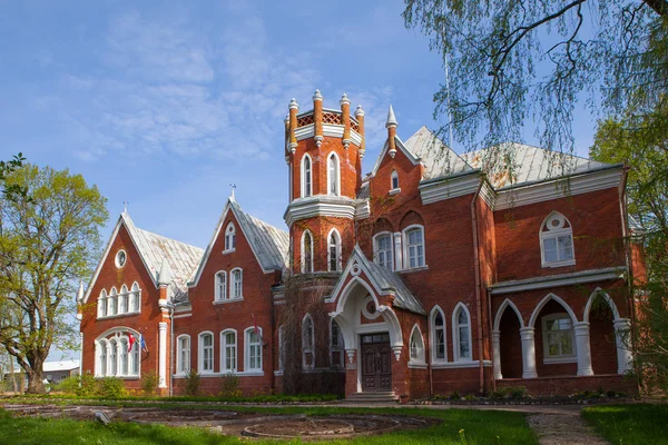 Eski kırmızı tuğla kalede güneşli bir gün. Letonya.