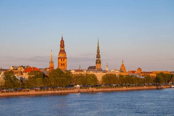 Gamla stan i Riga vid solnedgång, orange humör. Vattnet i gamla stan över floden Daugava. — Stockfoto