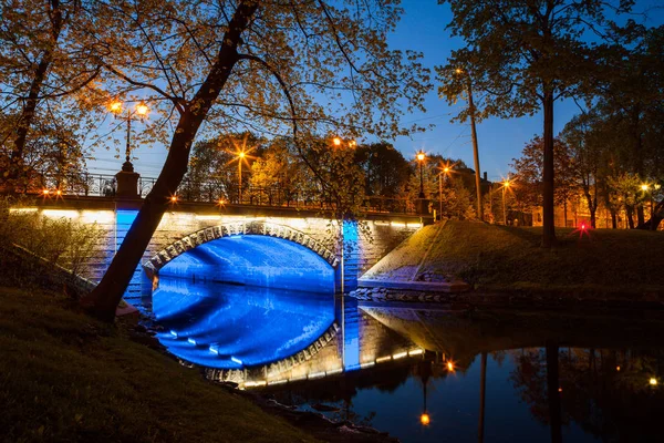 Küçük mavi renk köprü geceleri ışıklı. Eski Avrupa şehri.