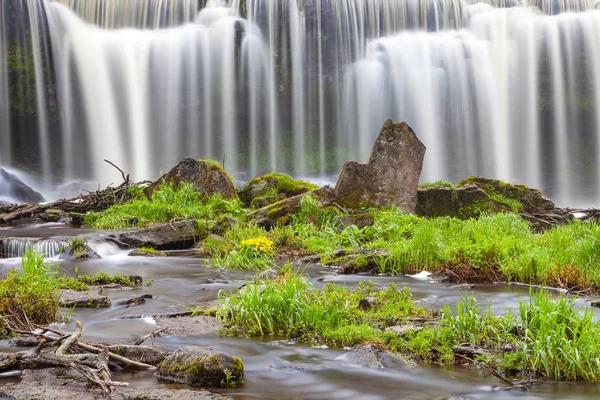 Keila Joa waterfall, long exposure and spring time with greenery. — Stock Photo, Image