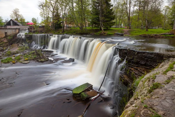 Keila Joa şelale, uzun pozlama ve yeşillik ile bahar zaman.