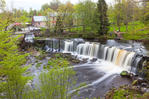 Keila Joa şelale, uzun pozlama ve yeşillik ile bahar zaman.