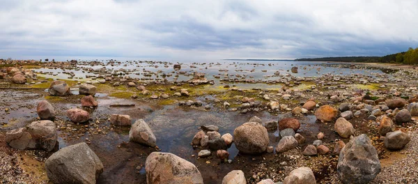 曇りの日の花崗岩の岩とバルト海の海岸。リラックスして寒い風景、広いパノラマ ビュー. — ストック写真
