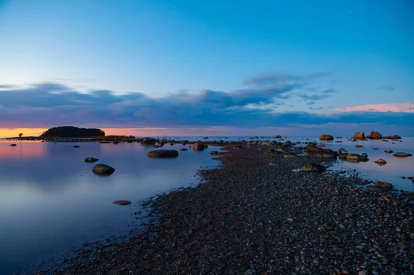Rustige uitzicht op zonsondergang met gestenigd pad naar het kleine eenzaam eiland aan de kust van de Baltische Zee in Estland. — Stockfoto