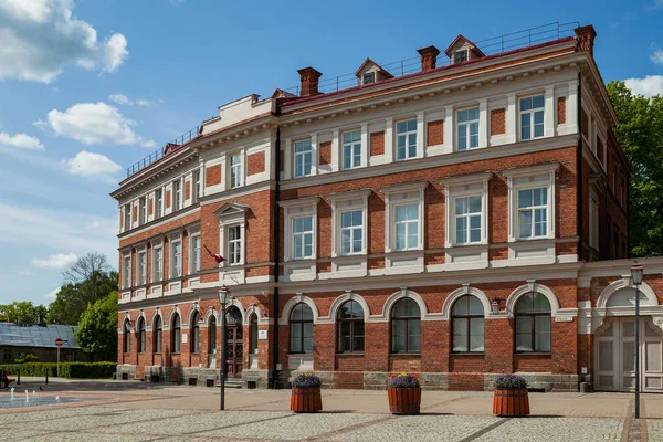 Edifício clássico de tijolo vermelho do século 19. Dia ensolarado brilhante na cidade europeia . — Fotografia de Stock