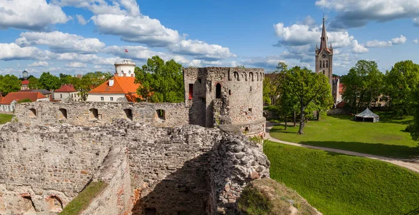 Вид на руины древнего Ливонского замка, новый белый замок и кафтан в старом городе Цесис, Латвия. Зеленый и летний день . — стоковое фото