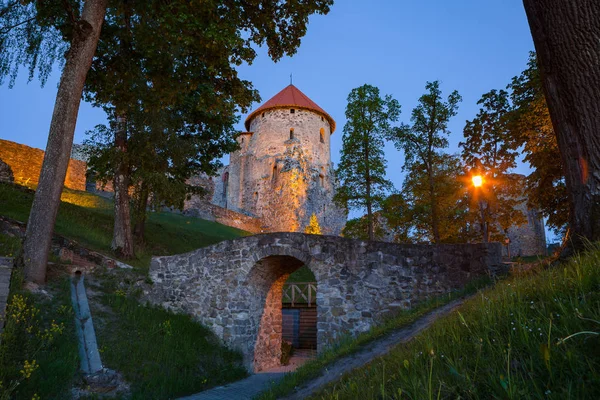 Vista de las hermosas ruinas del antiguo castillo de Livonia en el casco antiguo de Cesis, Letonia. Verde y noche de verano . — Foto de Stock