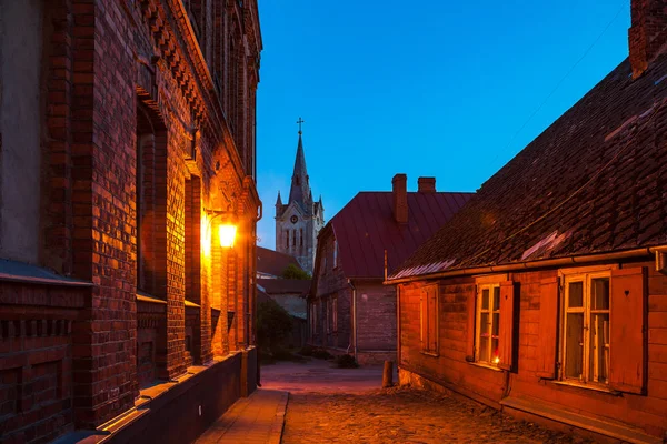 Via della città vecchia ed edifici durante la notte d'estate. Cesis, Lettonia — Foto Stock