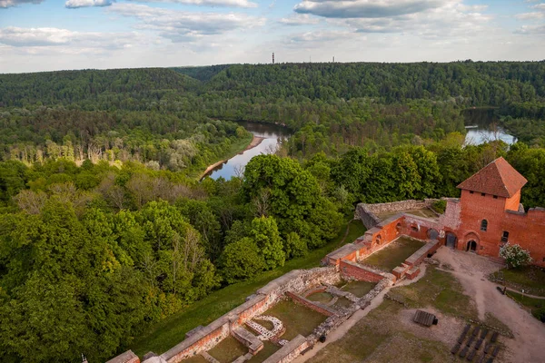 Letonya Ortaçağ Turaida kalesi kalıntıları ediyor. Yaz gündüz.