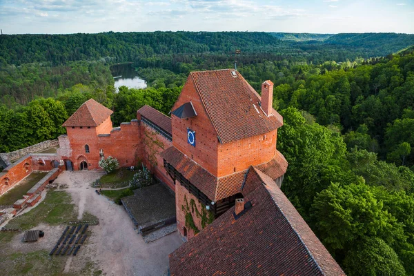 Saat Kulesi Letonya ile Ortaçağ Turaida kalesi kalıntıları ediyor. Yaz gündüz.