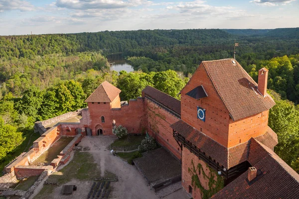 A romok a középkori Turaida vár clock tower, Lettország. Nyáron napközben. — Stock Fotó