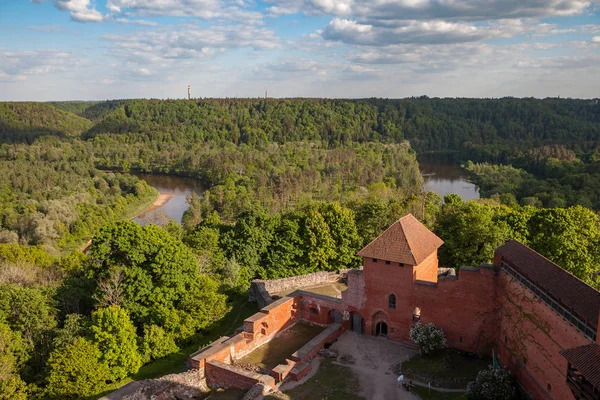 Ruinas del castillo medieval de Turaida con torre del reloj en Letonia. Día de verano . — Foto de Stock