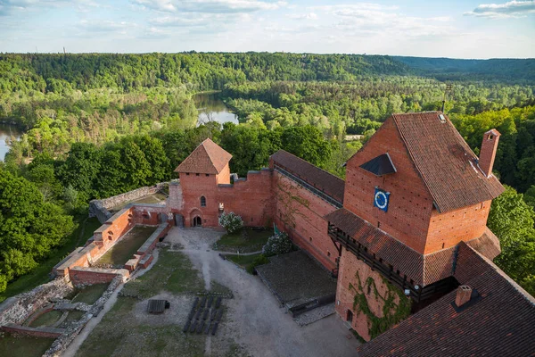 Saat Kulesi Letonya ile Ortaçağ Turaida kalesi kalıntıları ediyor. Yaz gündüz.
