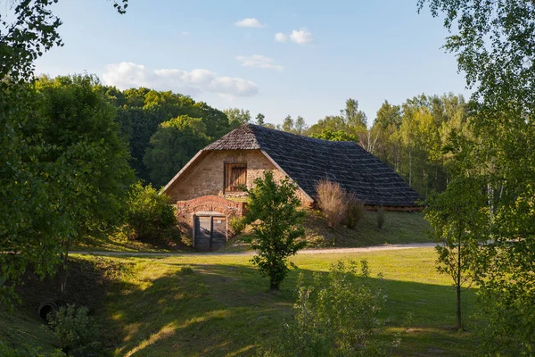 Obszarów wiejskich Murowany dom na łące. Łotewski usytuowane na pagórkowatych terenach — Zdjęcie stockowe