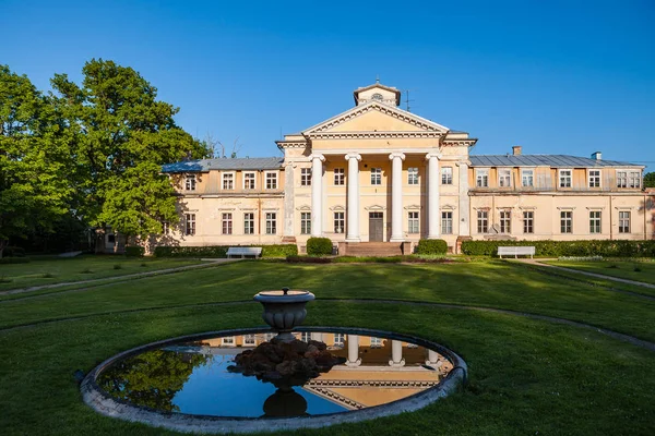 Ancien palais Krimulda dans le parc national de Gauja près de Sigulda, Lettonie . — Photo