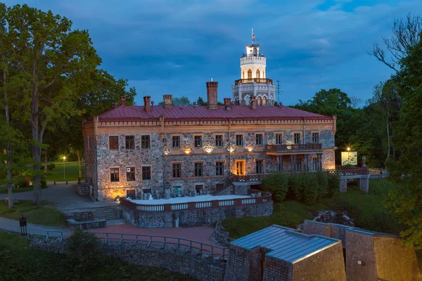 Sigulda gece yeni neogothic Kalesi'nin görünümü. Letonya