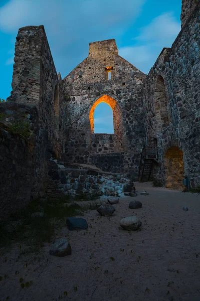 Nattvisning av mystiska belysta ruinerna av antika livländska slott i gamla stan i Sigulda, Latvia — Stockfoto