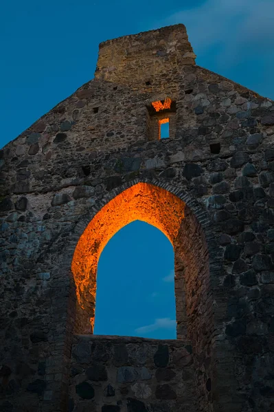 Wgląd nocy oświetlony mistycznych ruin starożytnego zamku kawalerów w starym mieście Sigulda, Łotwa — Zdjęcie stockowe