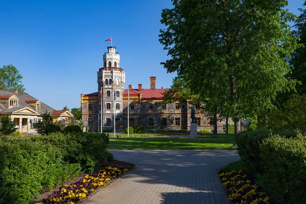 Yaz günü Sigulda içinde yeni neogothic kalede görünümünü. Letonya