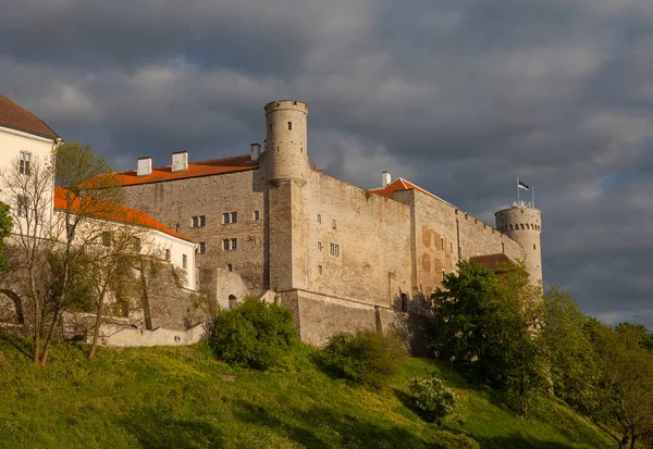 Toompea ancien château, vue au coucher du soleil. Tallinn, Estonie . — Photo