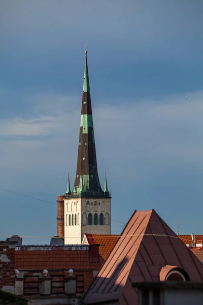 Tallin. El casco antiguo. Iglesia de San Olaf con cielo azul profundo en el fondo — Foto de Stock