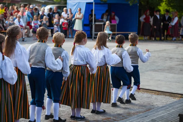 爱沙尼亚塔林-2016 年 6 月 2 日： 爱沙尼亚民间舞蹈与传统的彩色图案的服装。民俗节日在古城公园. — 图库照片