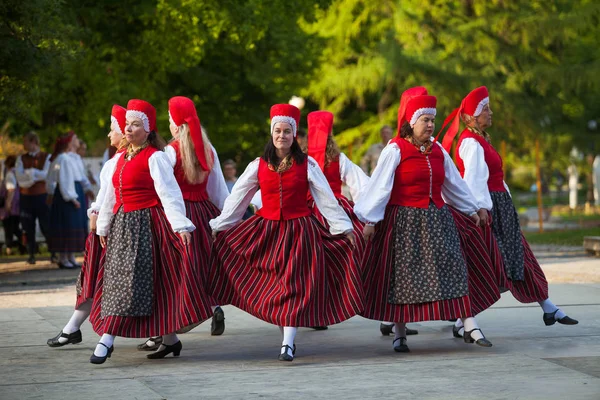 Tallinn, Estonya - 02 Haziran 2016: Estonya halk dansçılar geleneksel renkli desen giysiler ile. Folklor Festivali Eski Şehir Parkı.