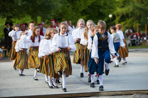 Tallinn, Estonya - 02 Haziran 2016: Estonya halk dansçılar geleneksel renkli desen giysiler ile. Folklor Festivali Eski Şehir Parkı.