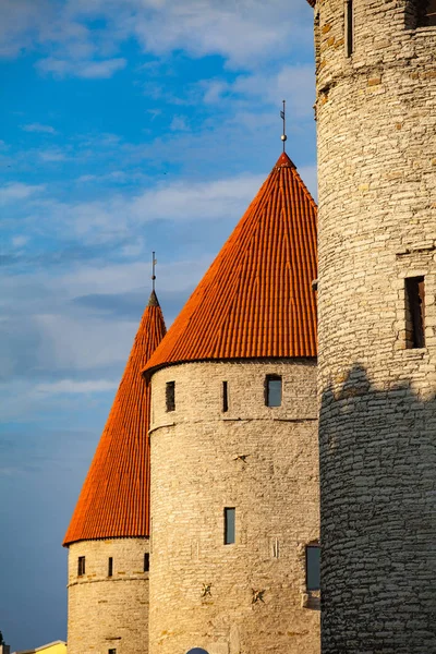 A középkori tornyok, a régi Tallinn, Észtország. Napnyugtakor fénykép közelről. — Stock Fotó