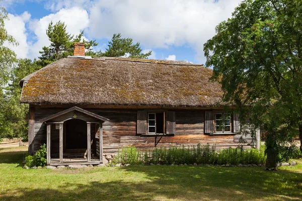 Drewniany dom wiejski, Baltic tradycji, Łotwa — Zdjęcie stockowe