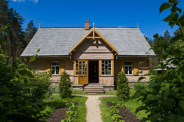 Houten vakantiehuis en groene tuin, Baltische tradities, Letland — Stockfoto