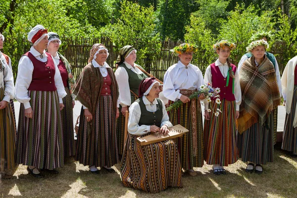 拉脱维亚里加-2016年6月12日: 拉脱维亚人穿着民族服装唱民间传说。拉脱维亚民族志博物馆. — 图库照片