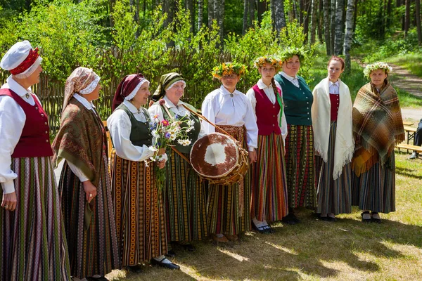 拉脱维亚里加-2016年6月12日: 拉脱维亚人穿着民族服装唱民间传说。拉脱维亚民族志博物馆. — 图库照片
