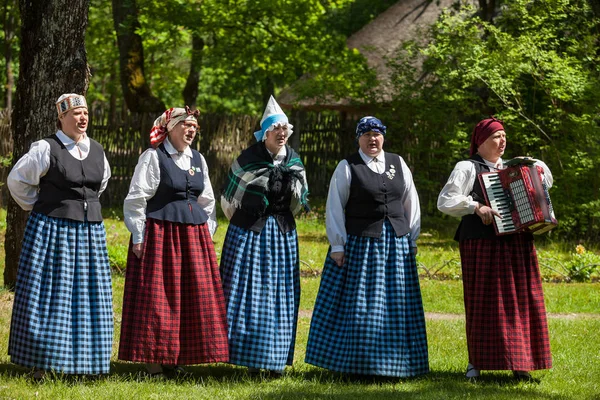 拉脱维亚里加-2016年6月12日: 拉脱维亚人在民族服装中演唱民间传说歌曲。拉脱维亚民族志博物馆. — 图库照片