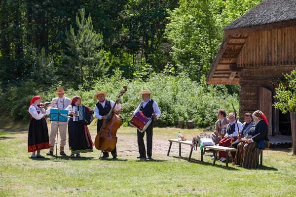 拉脱维亚里加-2016年6月12日: 拉脱维亚音乐家身着民族服装。拉脱维亚民族志博物馆. — 图库照片
