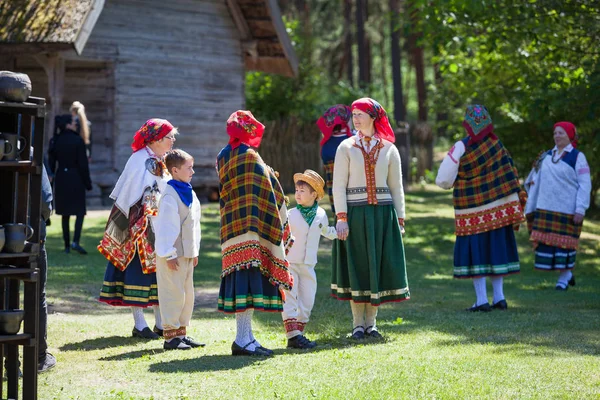 Riga, Letonya - 12 Haziran 2016: Letonya Ulusal kostümleri dansçılar. Letonya Etnografya Müzesi'nde kültürel olay.