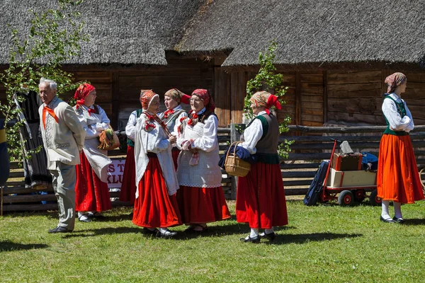 里加，拉脱维亚-2016 年 6 月 12 日： 拉脱维亚民族服饰的舞者。在拉脱维亚民族志学博物馆的文化事件. — 图库照片