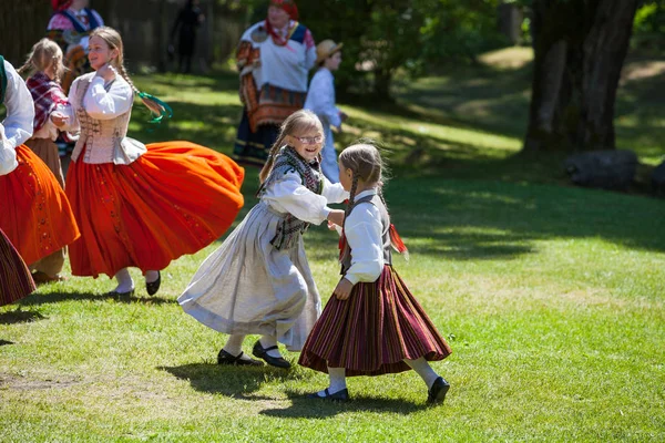 RIGA, Letonia - 12 JUN 2016: Bailarinas letonas - niñas con disfraces nacionales. Evento cultural en el Museo Etnográfico Letón . —  Fotos de Stock