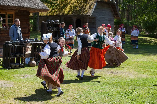 RIGA, Letonia - 12 JUN 2016: Bailarines letones con disfraces nacionales. Evento cultural en el Museo Etnográfico Letón . —  Fotos de Stock