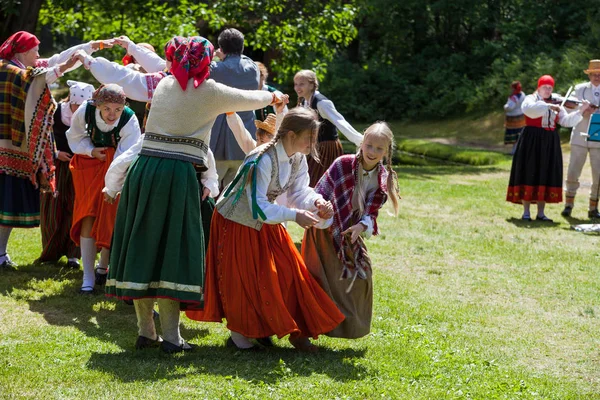 RIGA, LATVIA - 12 JUN 2016: Latvian dancers in national costumes. Cultural event in Latvian Ethnographic Museum. — Stock Photo, Image