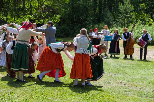 RIGA, LETTONIE - 12 JUIN 2016 : Danseurs lettons en costumes nationaux. Événement culturel au Musée ethnographique letton . — Photo