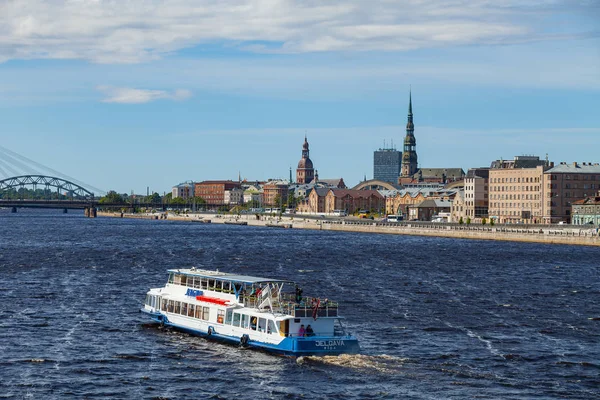 RIGA, LETTONIE - 12 JUIN 2016 : Vue de la vieille ville avec la rivière Daugava et bateau de croisière — Photo